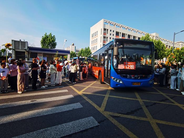暖心護(hù)航逐夢(mèng)路 金盛公交圓滿完成2026年中考保障任務(wù)【信息報(bào)道】.jpg