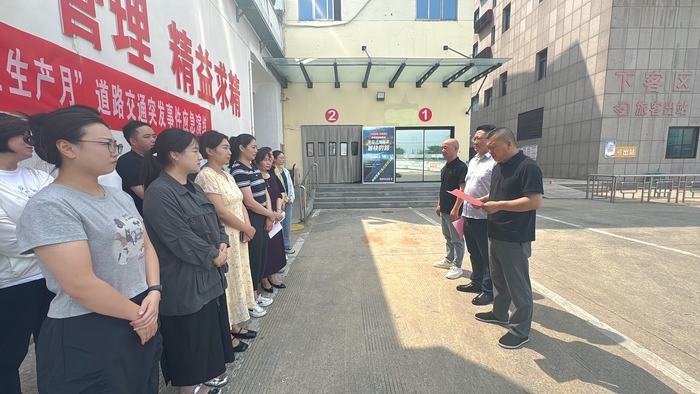 連汽定制客運事業(yè)部開展安全應(yīng)急演練 提升應(yīng)急處置能力 (2).jpg