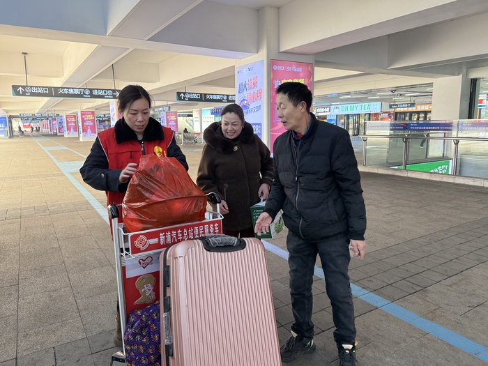 連汽“雷鋒車”驛站暖心守護(hù)節(jié)后返程路.jpg