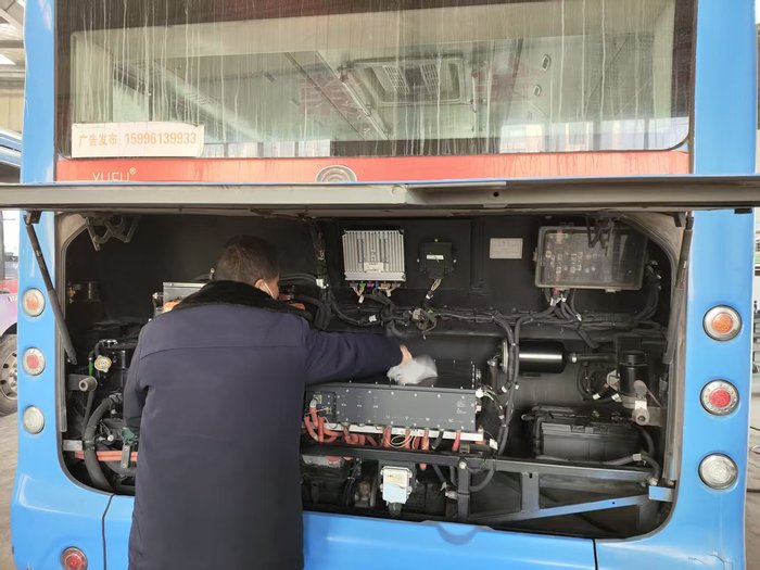 凈艙除患守平安 金盛公交開展車輛后機(jī)箱專項(xiàng)檢查除灰行動(dòng).jpg