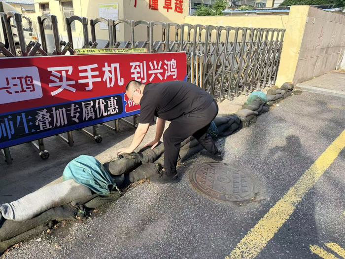 連汽綠配公司聞“汛”而動(dòng)，筑牢防汛安全防線 (2).jpg