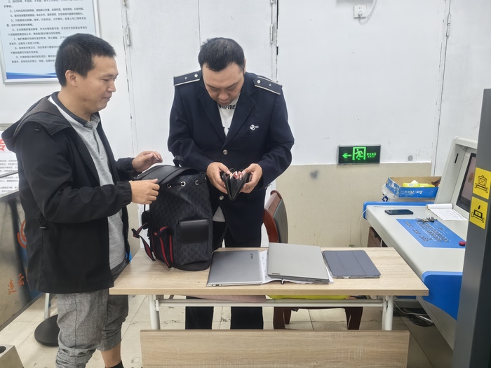 連汽定制客運事業(yè)部駕駛員張念兵拾金不昧受贊揚 (2).jpg