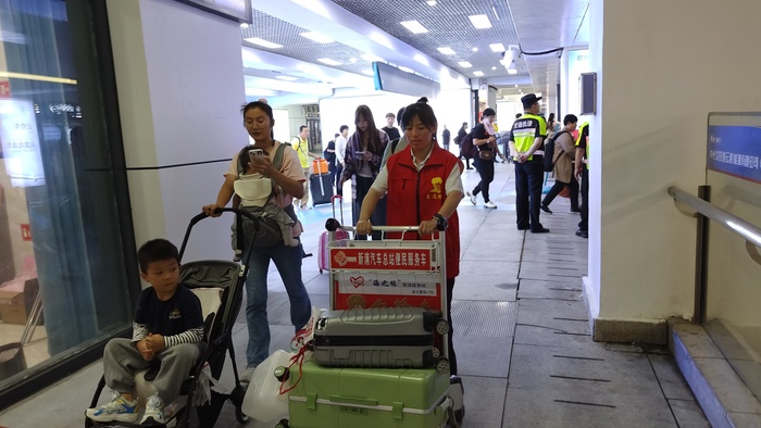 連汽新浦汽車總站“雷鋒車”驛站：“雷鋒車”手細(xì)心服務(wù)，助力旅客便捷出行 (5).jpg