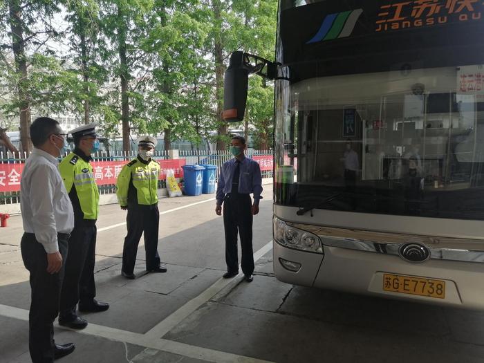 連云港市交警支隊(duì)車輛管理所副所長劉巖一行到蘇欣快客站與快客公司進(jìn)行安全生產(chǎn)檢查2.jpg