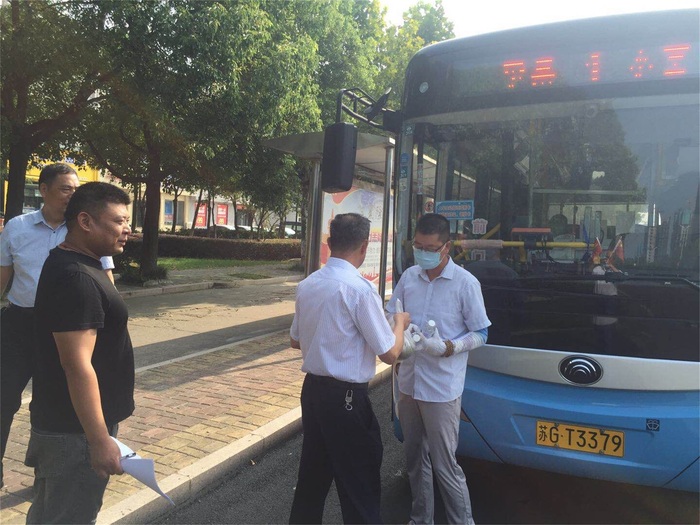 灌南公司开展上路给驾驶员送清凉活动1.jpg