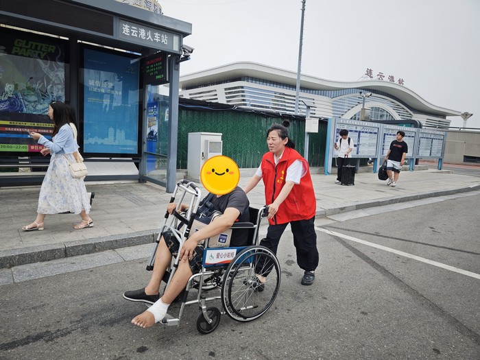 暑日暖心助行：“雷鋒車(chē)”手朱敏詮釋奉獻(xiàn)擔(dān)當(dāng) (3).jpg