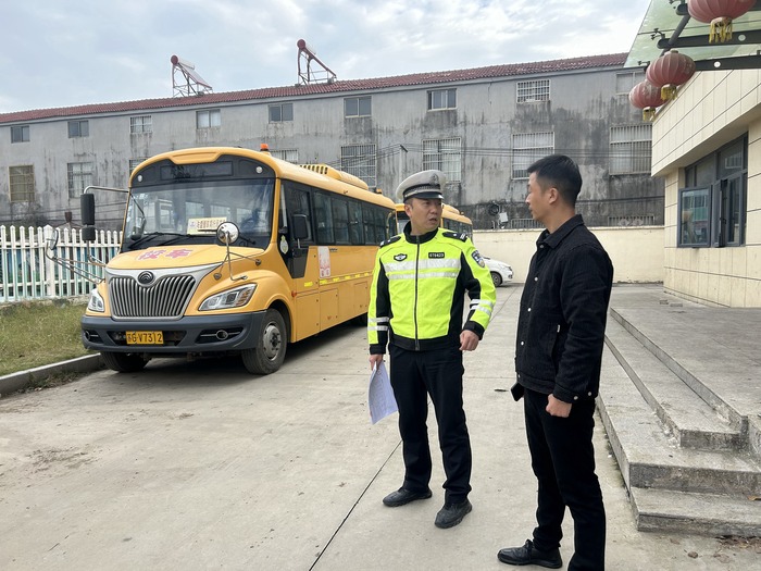 警企聯(lián)合開(kāi)展車輛專項(xiàng)檢查 守護(hù)學(xué)生平安行1 (1).jpg