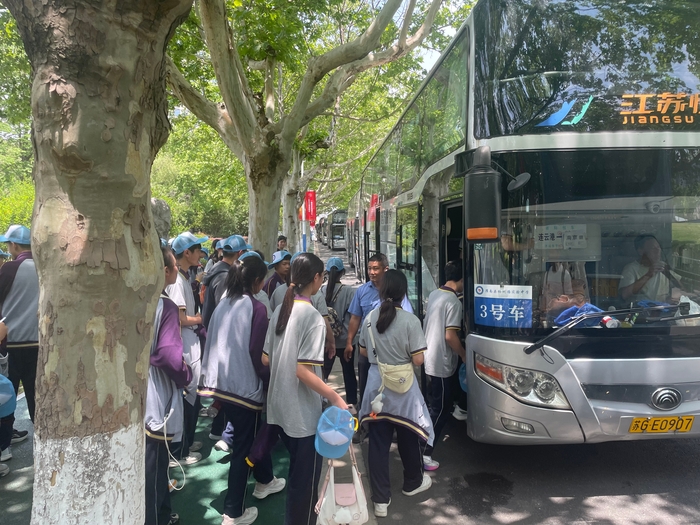 連汽定制客運(yùn)事業(yè)部圓滿完成南京研學(xué)游運(yùn)輸保障任務(wù) (3).jpg