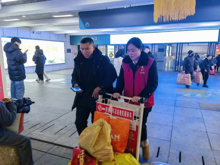 春運(yùn)里的志愿紅：連汽定制客運(yùn)事業(yè)部“雷鋒車”驛站閃耀服務(wù)之光 (2).jpg