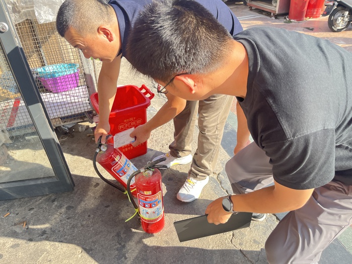 連汽定制客運事業(yè)部開展拉網(wǎng)式安全檢查筑牢安全運營防線 (4).jpg