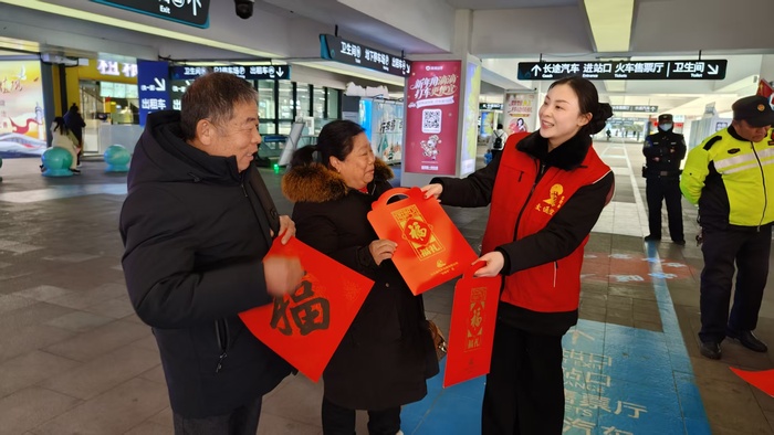 筆墨傳情送福瑞   驛站暖心伴歸途—連汽“雷鋒車”組送春聯(lián)迎新春 (2).jpg