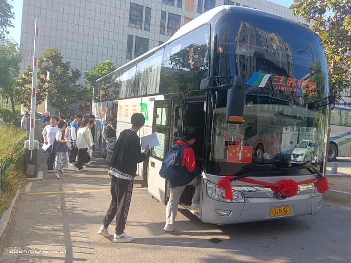 連汽新浦汽車(chē)總站“雷鋒車(chē)”研學(xué)中心中考護(hù)航圓滿交卷 (3).jpg