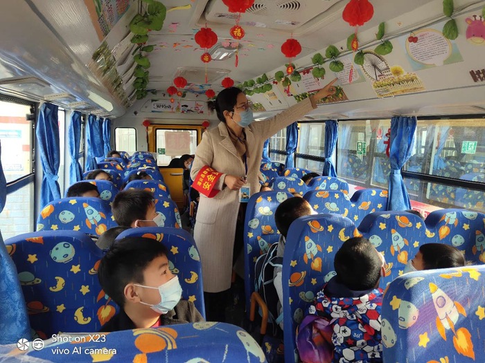 “中國夢、勞動美”主題車廂亮相灌云欣達(dá)校車 (2).jpg