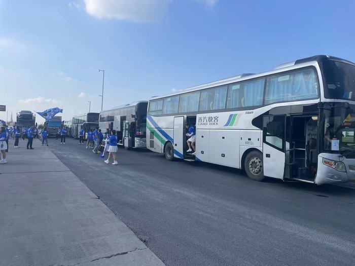 連汽定制客運(yùn)事業(yè)部圓滿完成“蘇超”球迷跨市保障運(yùn)輸任務(wù) (3).jpg