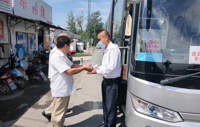 東海分公司為奮戰(zhàn)在高溫一線駕駛員“送清涼”1_看圖王.jpg