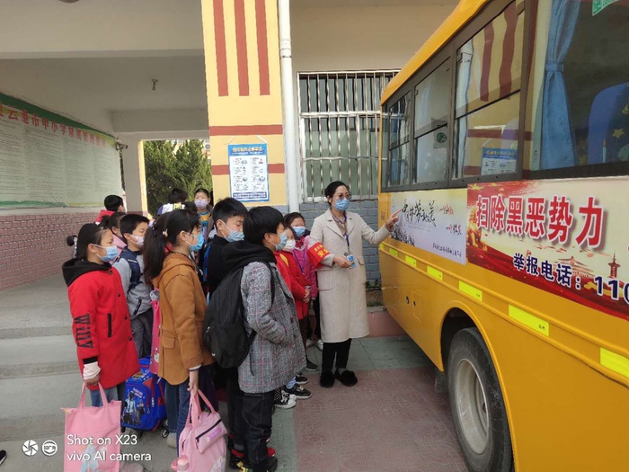 “中國夢、勞動美”主題車廂亮相灌云欣達(dá)校車 (1).jpg