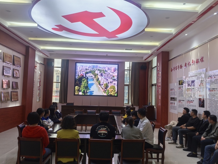 連汽定制客運事業(yè)部開展黨員固定學(xué)習(xí)日活動.jpg