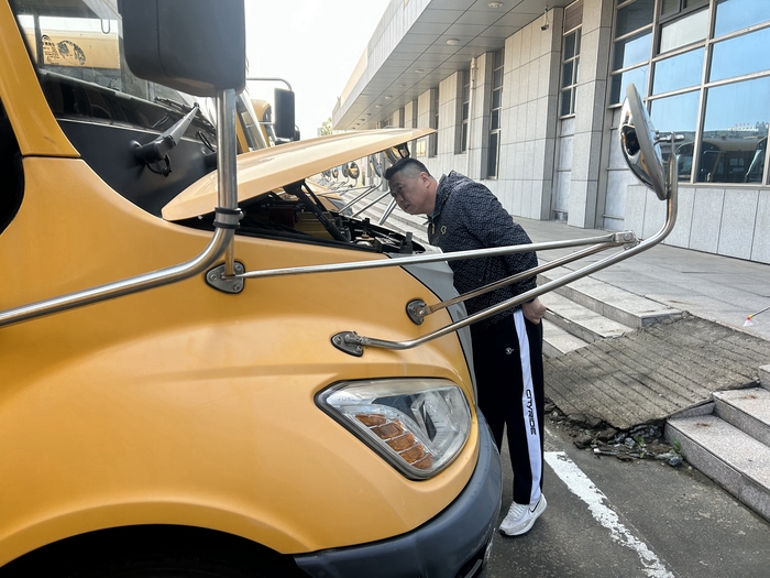 連汽灌云欣達(dá)校車開展秋季“上路上線”安全檢查 (2).jpg