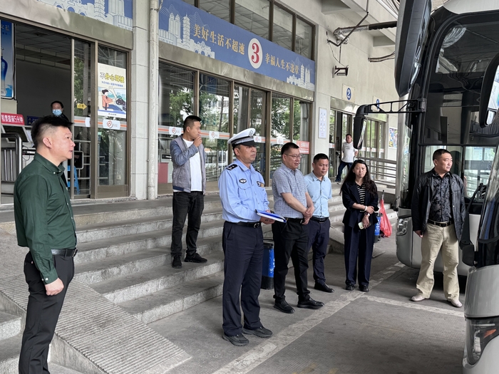 市交警二大隊與海州區(qū)交通局到連汽蘇欣快客站進行聯(lián)合檢查5.jpg