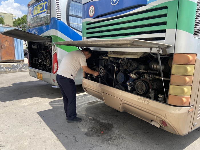 連汽定制客運(yùn)事業(yè)部開展運(yùn)營車輛發(fā)動(dòng)機(jī)艙專項(xiàng)清潔活動(dòng).jpg
