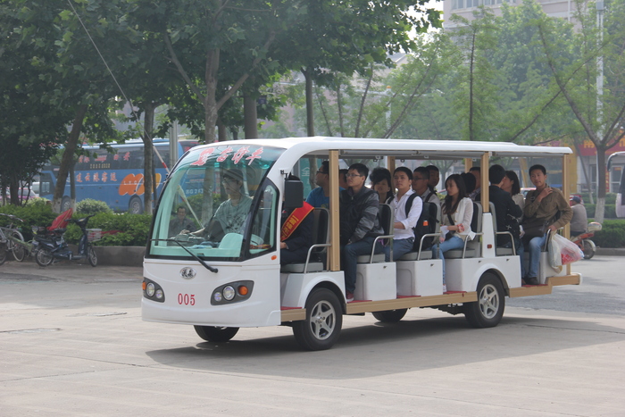 用觀光電動(dòng)車幫助旅客.JPG