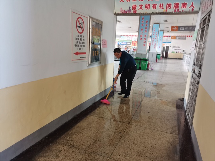 灌南開展迎五一開展衛(wèi)生大掃除活動1.jpg