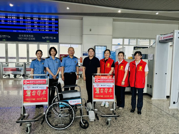 連汽新浦汽車總站“雷鋒車”驛站創(chuàng)新升級(jí)編號(hào)手推車，助力高鐵站志愿服務(wù)聯(lián)動(dòng)機(jī)制高效運(yùn)行.jpg