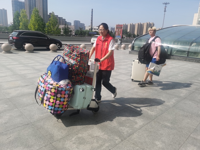 酷暑中的“雷鋒車(chē)”：助聾啞旅客順利換乘 (3).jpg