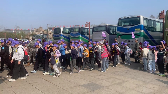 連汽贛榆分公司成功開展教育機(jī)構(gòu)春假研學(xué)運(yùn)輸保障任務(wù)4 (2).jpg