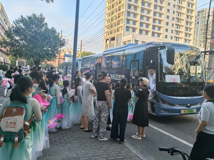 連汽定制客運事業(yè)部圓滿完成幼小學(xué)用車保障任務(wù) (3).jpg