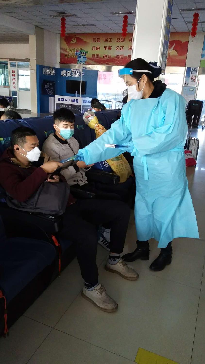 苏欣快客站为旅客发放《连汽出行手册》1.jpg