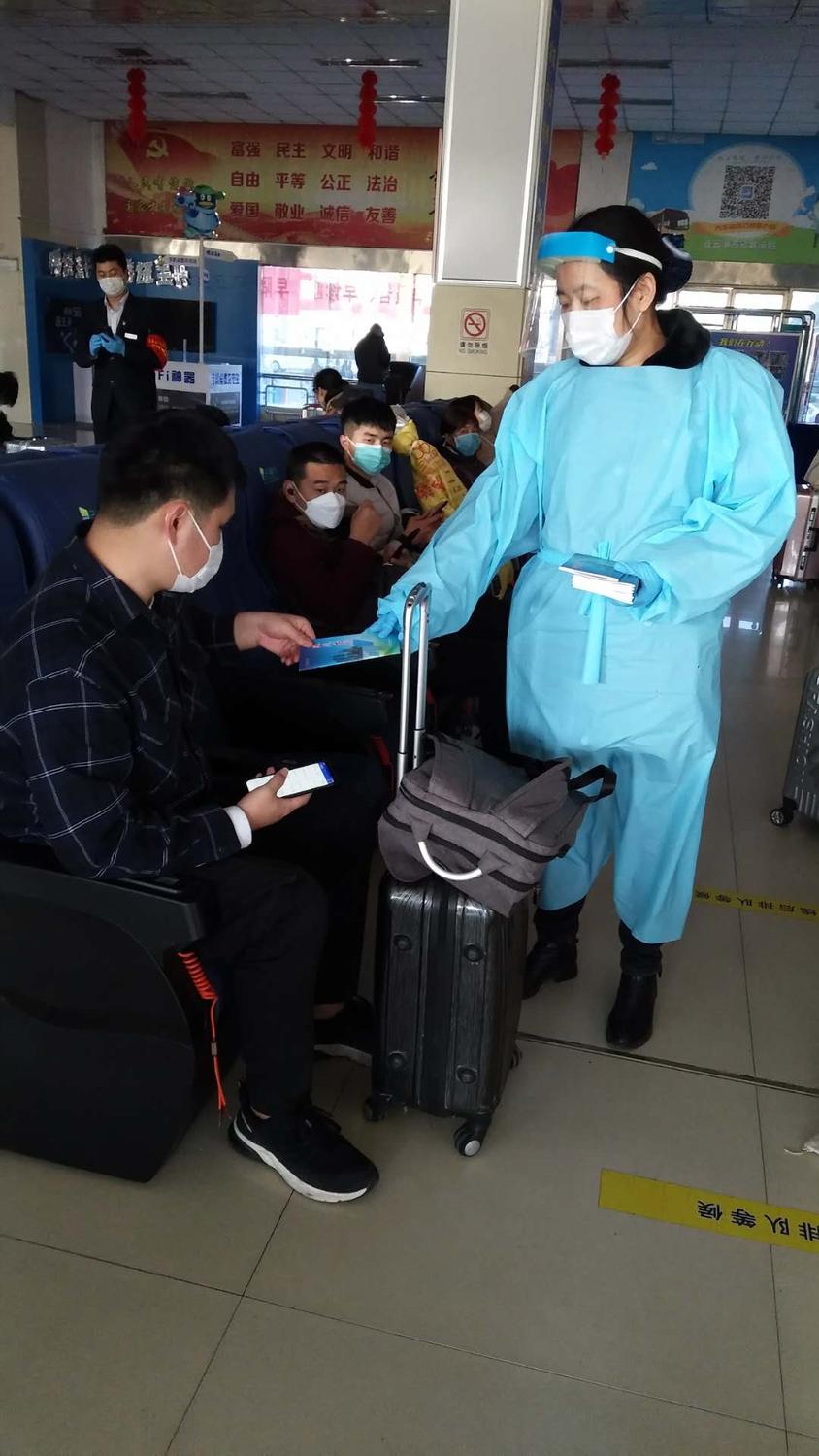 苏欣快客站为旅客发放《连汽出行手册》2.jpg