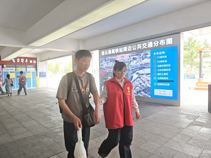 雷鋒車(chē)手暖心助盲，傳遞愛(ài)與力量.jpg