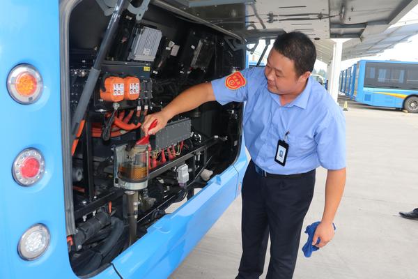 汪師傅檢查車輛安全狀況清掃機(jī)箱衛(wèi)生.JPG