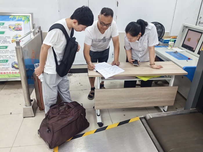 連汽定制客運(yùn)事業(yè)部武心杰拾金不昧受贊譽(yù).jpg