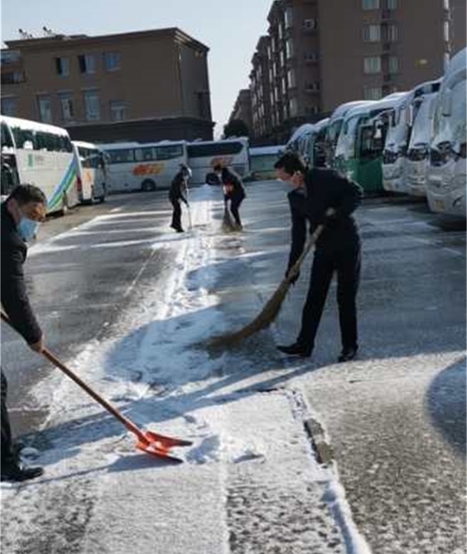 灌南公司邊防控疫情，邊清掃積雪，全力做好運(yùn)營保障工作1.jpg