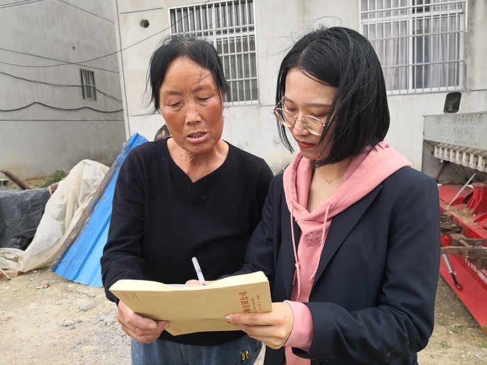 汽車(chē)公司組織開(kāi)展“萬(wàn)名黨員走千村（社區(qū)）訪萬(wàn)戶”工作(1).jpg