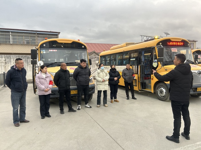 連汽灌云欣達校車開展冬季“上路上線”安全檢查 1218劉潔君.jpg