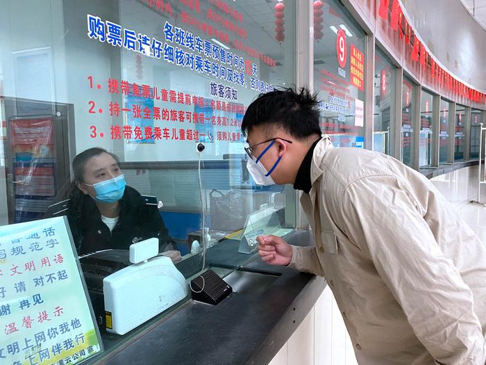 乘客退票款遗落售票窗口，灌云客运站检票员拾金不昧.JPG