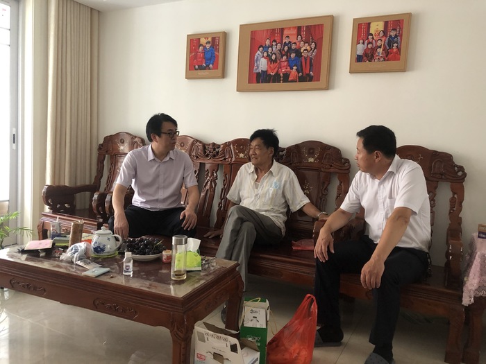 灌南公司开展走访慰问“军转干”活动 (1).JPG