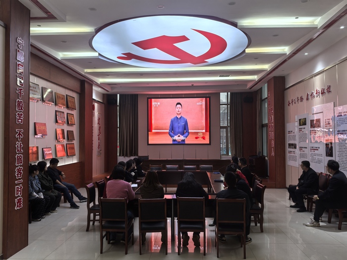 連汽定制客運(yùn)事業(yè)部開展黨員固定學(xué)習(xí)日活動(dòng) (2).jpg