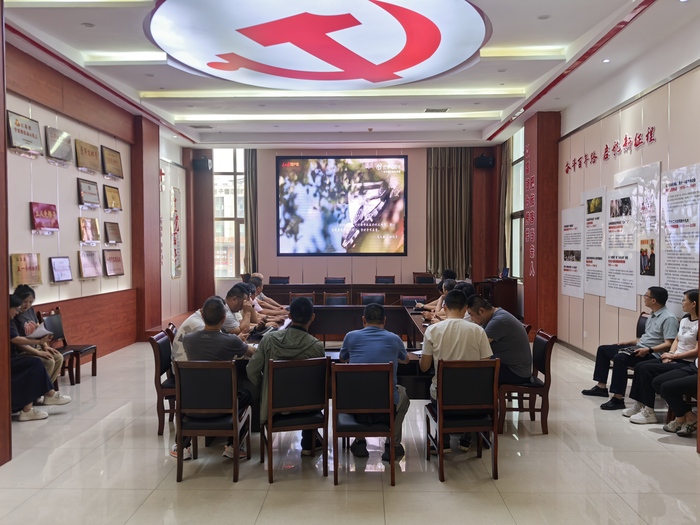 連汽定制客運(yùn)事業(yè)部開展黨員固定學(xué)習(xí)日活動.jpg
