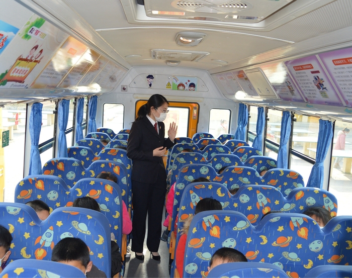 灌云欣達校車青蘋果法治車廂開講第一課  (1).JPG