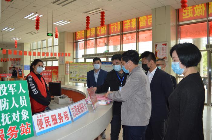 縣人大領(lǐng)導(dǎo)檢查灌云客運(yùn)站傳染病防治工作 (3).JPG