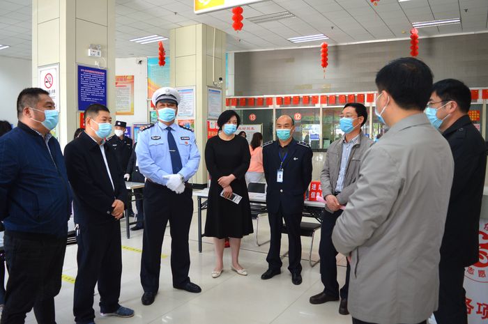 縣人大領(lǐng)導(dǎo)檢查灌云客運(yùn)站傳染病防治工作 (1).JPG