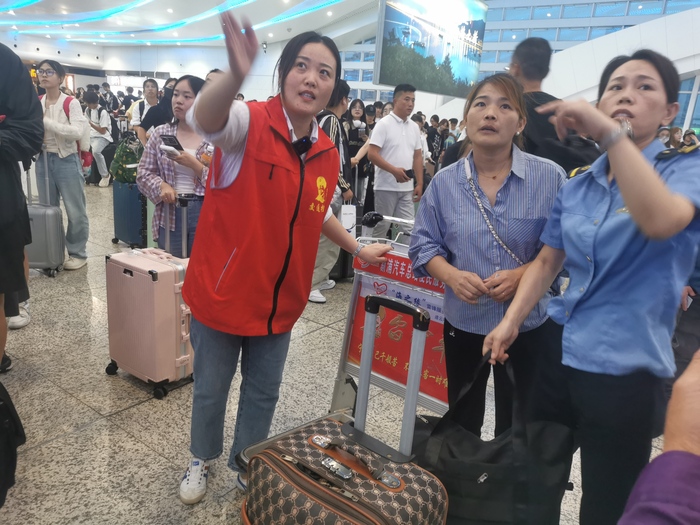 連汽新浦汽車總站“雷鋒車”驛站：“雷鋒車”手細心服務，助力旅客便捷出行 (7).jpg