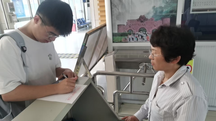 連汽蘇欣快客站站務(wù)員拾金不昧 傳承“雷鋒車”精神暖人心 (2).jpg