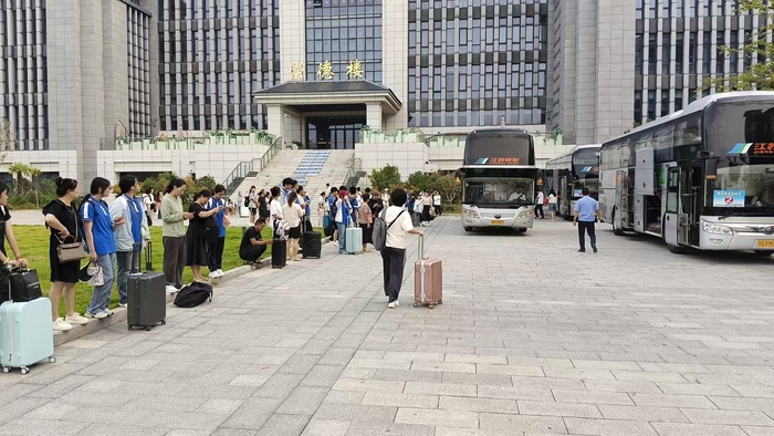 連汽定制客運事業(yè)部圓滿完成贛榆高級中學南京研學運輸保障 (4).jpg