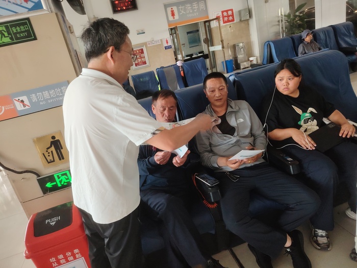 連汽定制客運(yùn)事業(yè)部開展安全生產(chǎn)咨詢?nèi)栈顒?dòng).jpg