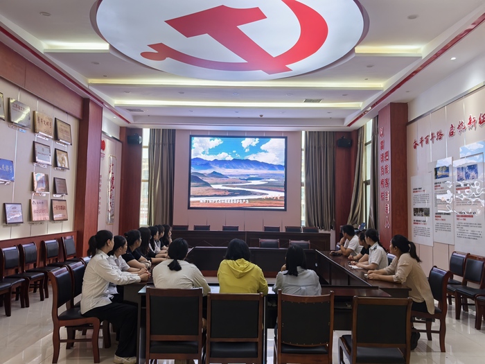 連汽定制客運事業(yè)部開展黨員固定學習日活動.jpg
